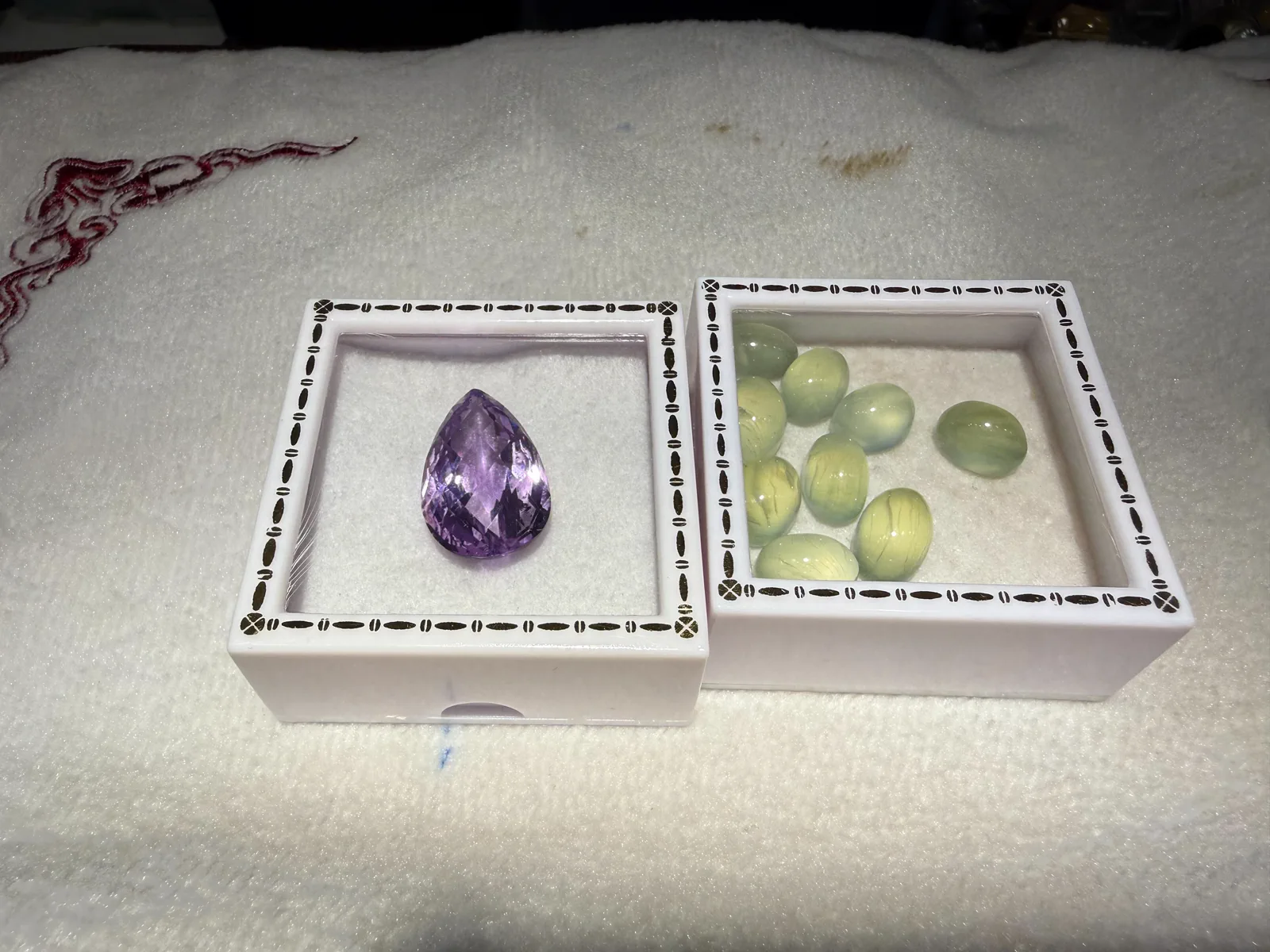紫色水滴形切割水晶與淡綠色水晶珠的展示照